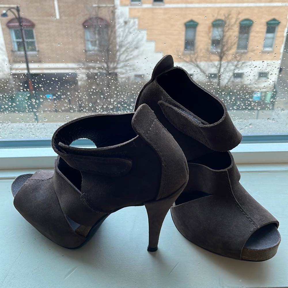 Pedro Garcia brown suede heels